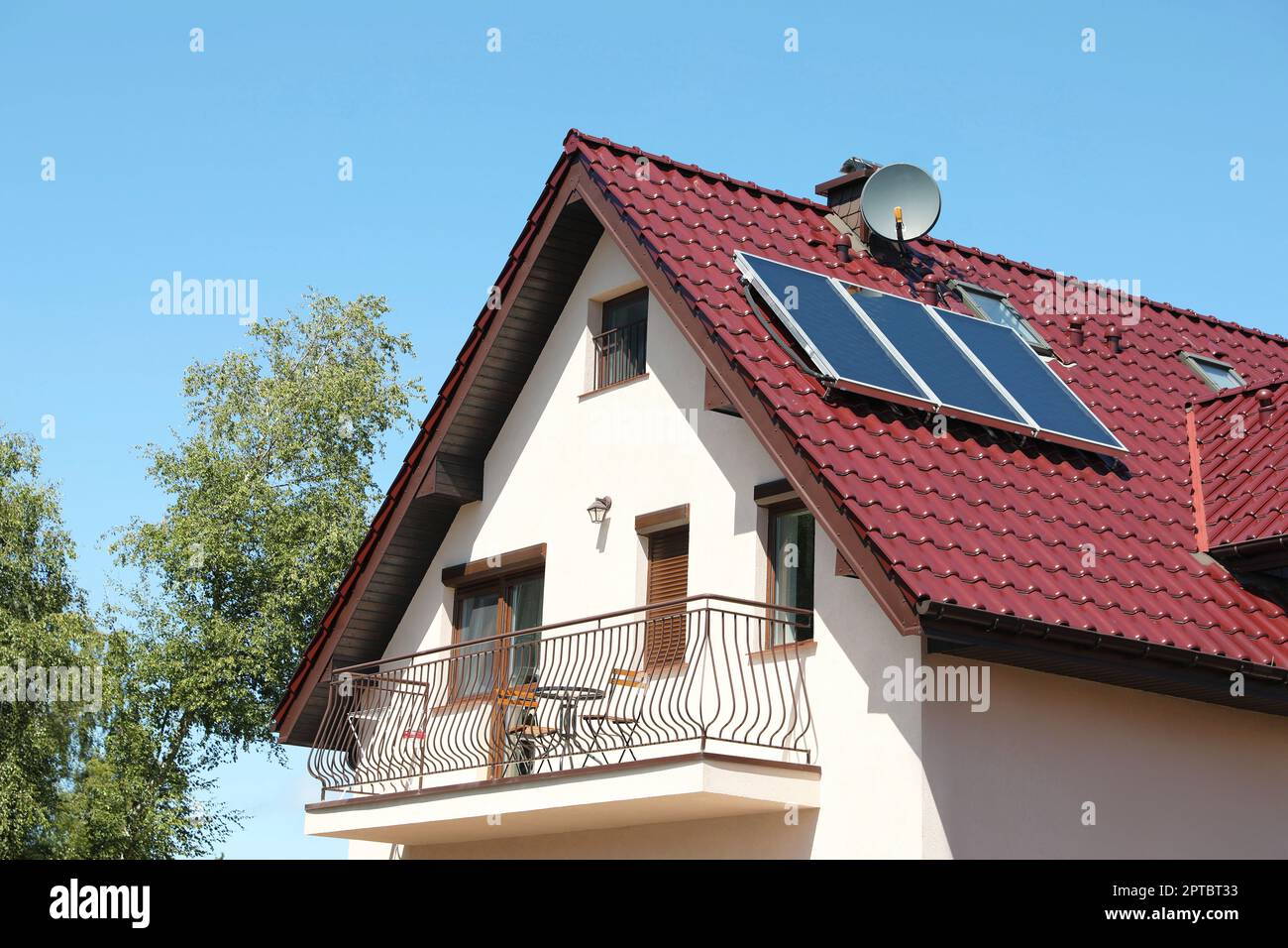 Esterno di bella casa con balcone nelle giornate di sole Foto Stock