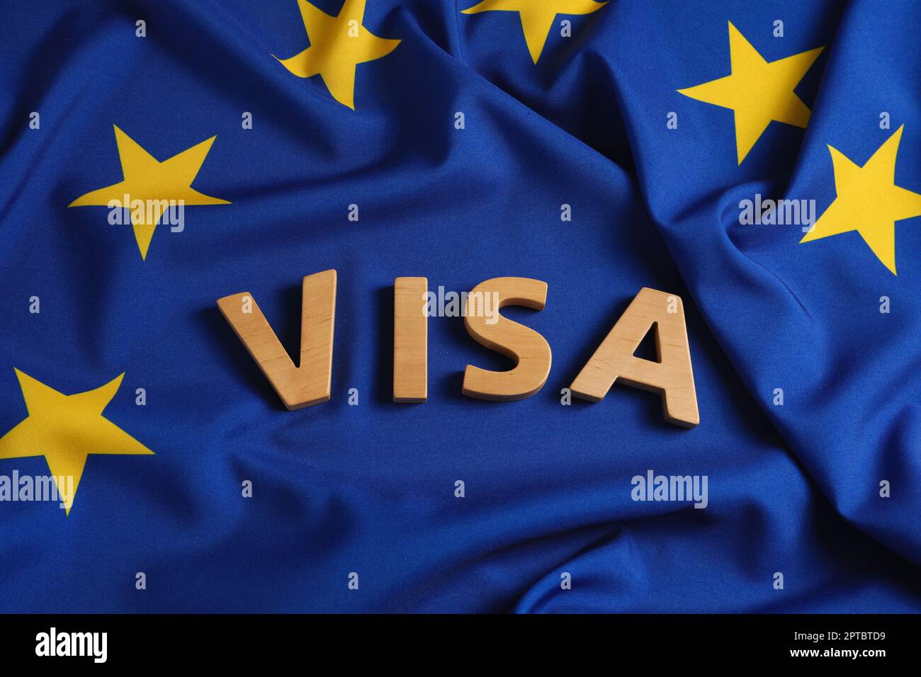 Word Visa in lettere di legno sulla bandiera dell'Unione europea, vista dall'alto Foto Stock