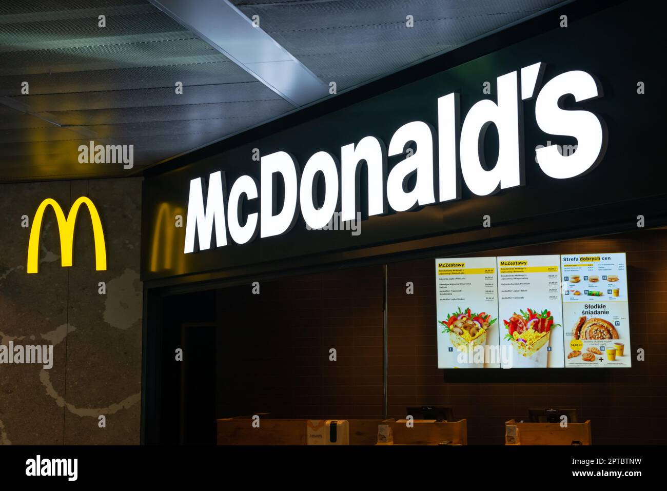 VARSAVIA, POLONIA - 05 AGOSTO 2022: Cartello con il logo del McDonald's Restaurant e il menu all'interno Foto Stock