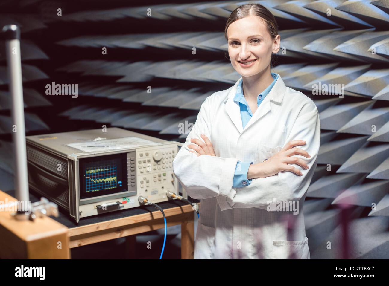 Ingegnere in un laboratorio silenzioso che esegue test di HF o apparecchiature sonore Foto Stock