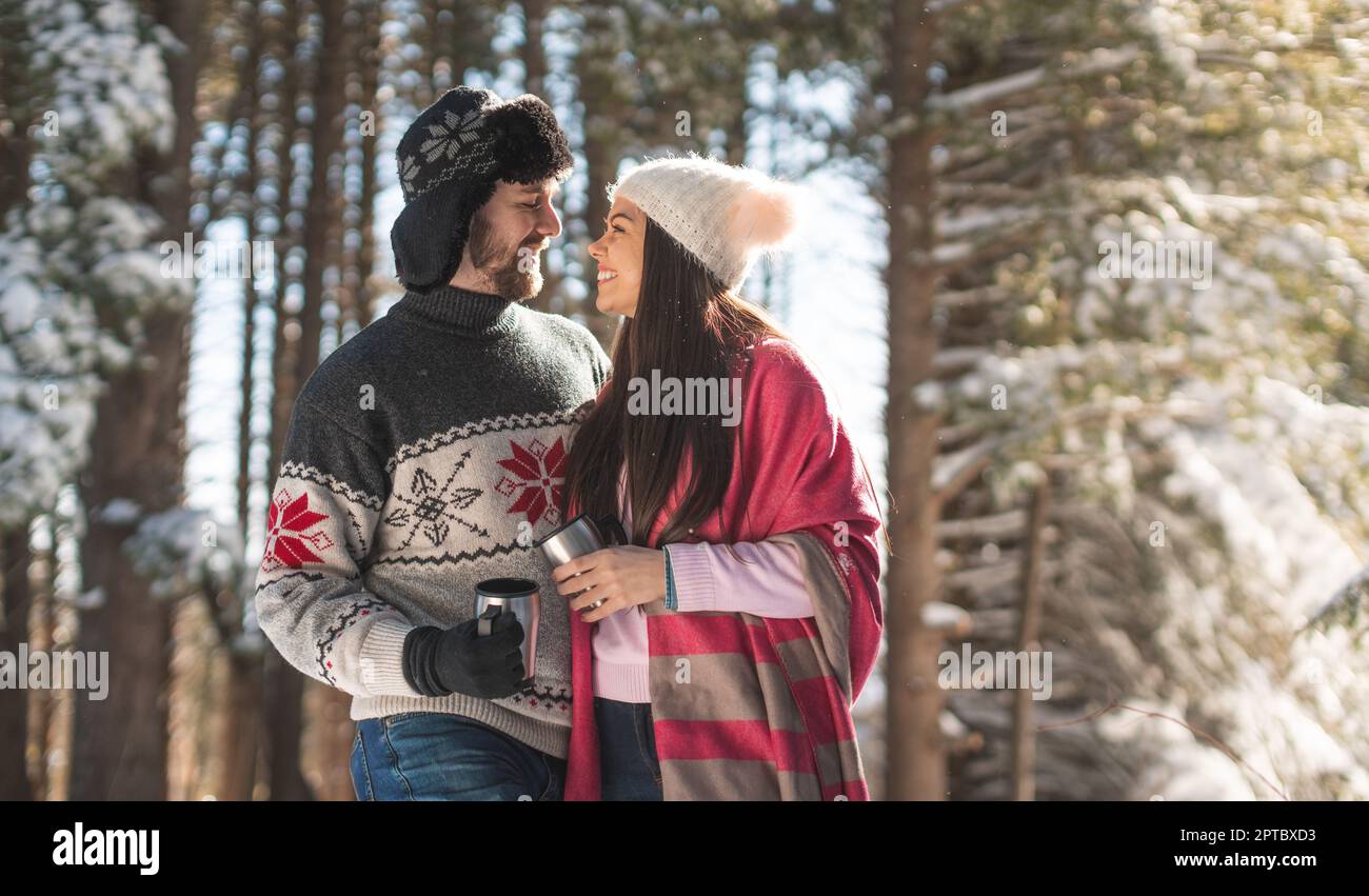 Primo piano di una coppia allegra che si guarda l'un l'altro in inverno Foto Stock