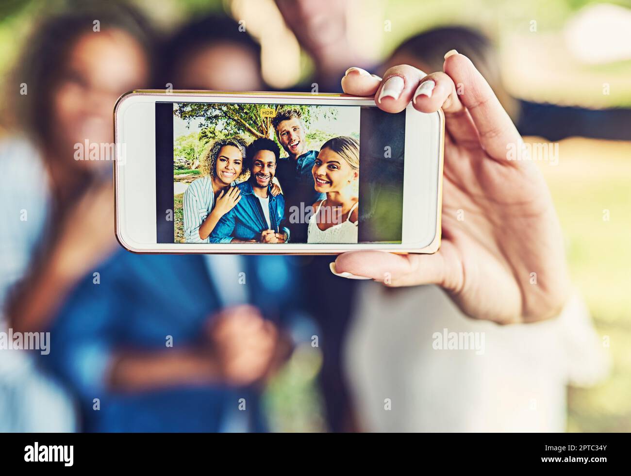 La memoria non si dissolve mai. due giovani coppie felici che prendono un selfie insieme all'aperto Foto Stock