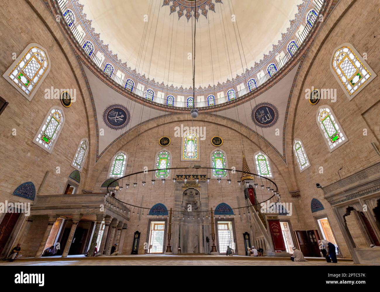 Istanbul, Turchia - 28 agosto 2022: Interno del 16th ° secolo ottomano imperiale Yavuz Sultan Selim Moschea, situato in cima alla collina 5th di Istanbu Foto Stock