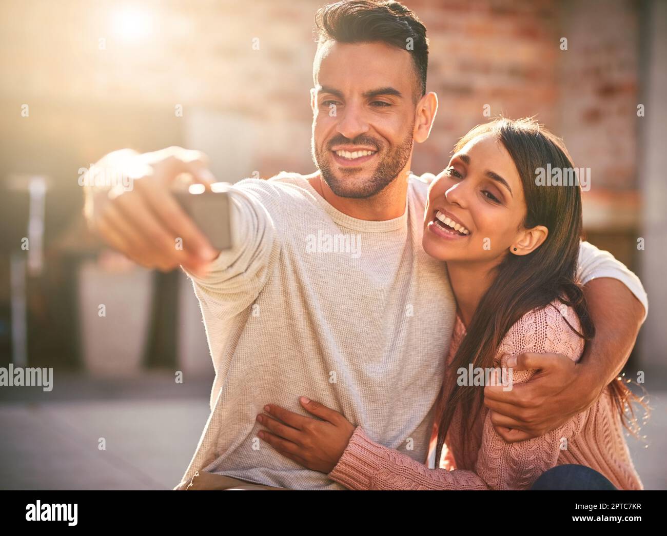 La signora principale nella mia vita. una giovane coppia felice che prende selfie insieme all'aperto Foto Stock