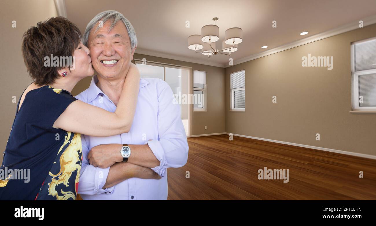 Due affettuosi adulti cinesi anziani nella Nuova Camera vuota della Casa. Foto Stock