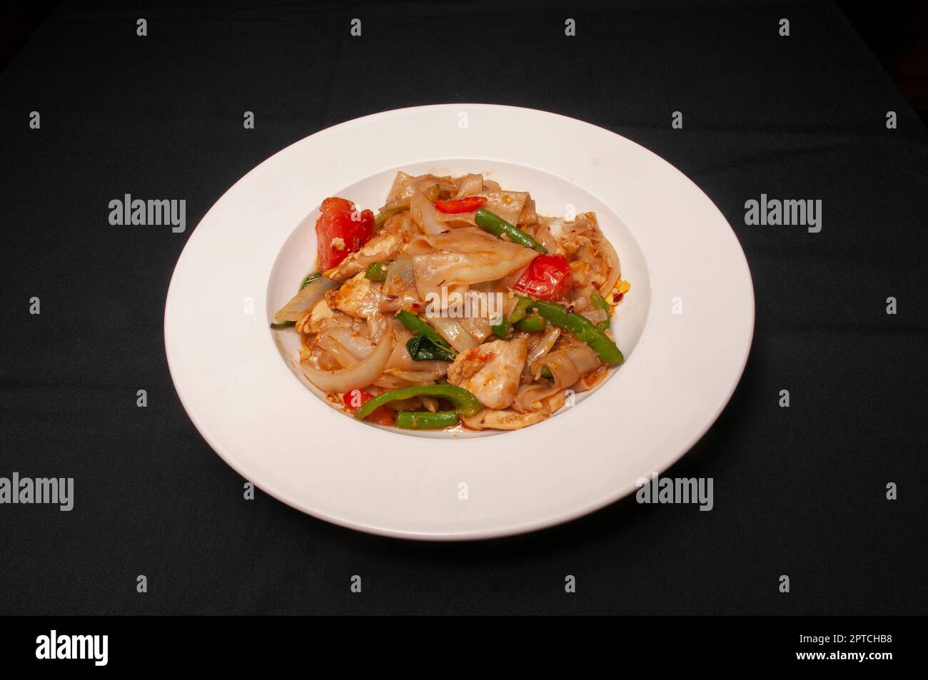 Delizioso piatto di cucina thailandese conosciuto come noodle ubriaco Foto Stock