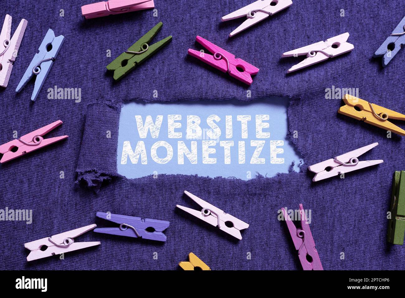 Scrittura visualizzazione del testo Sito web Monetizza, Business approccio componente critico per proteggere e proteggere i siti web disegno di alcuni comic frame come B. Foto Stock