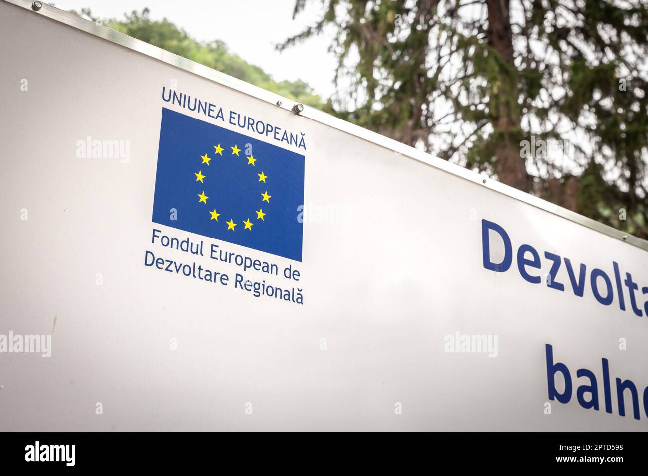 Immagine di un segno con il logo di Feder, o Fondo europeo di sviluppo regionale, in rumeno Fondul European de dezvoltare regionala, in Baile Hercula Foto Stock