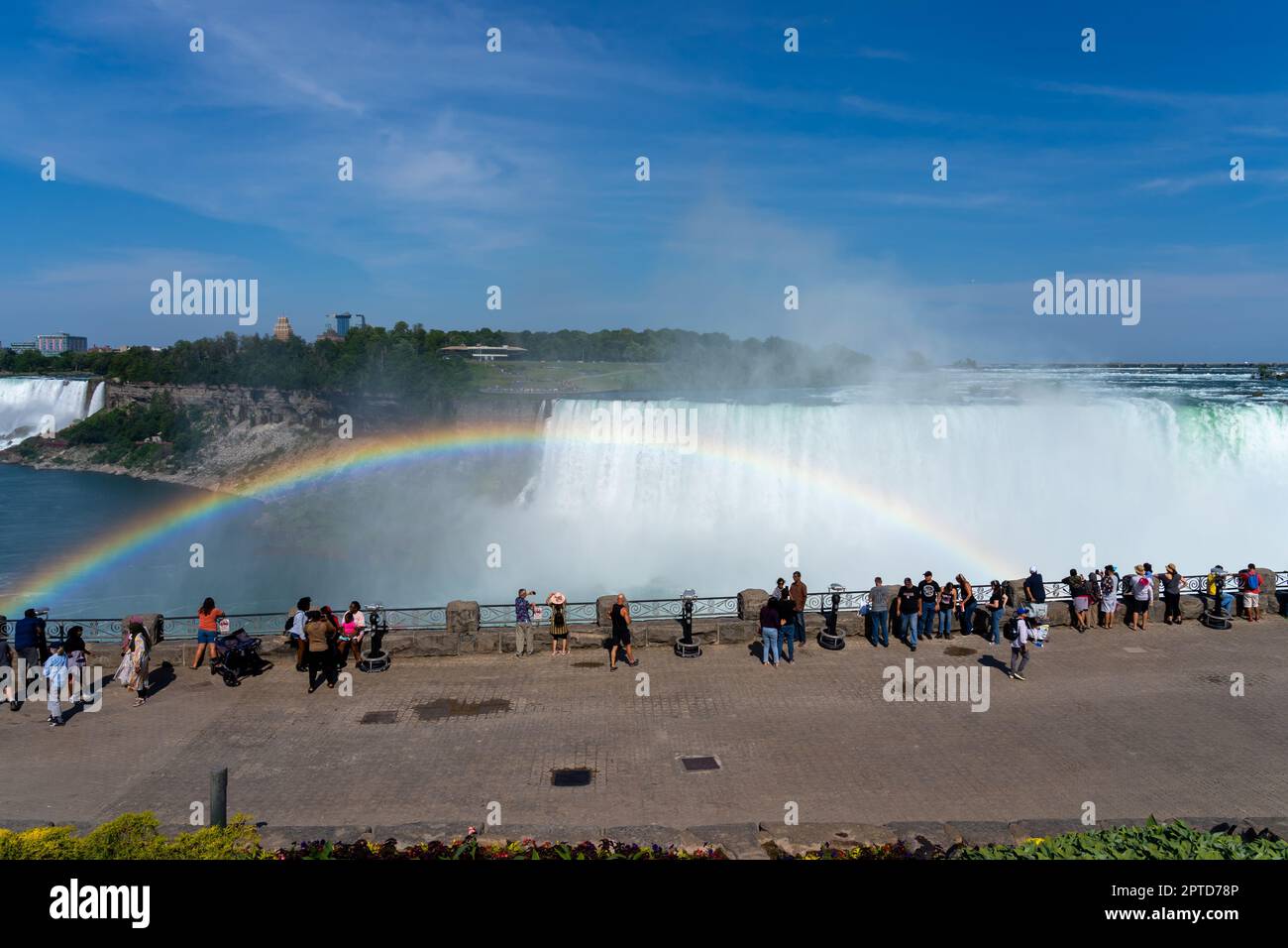 Cascate del Niagara, ONTARIO, Canada - 30 giugno 2022: Turisti in visita alle cascate del Niagara, ONTARIO, Canada. Foto Stock