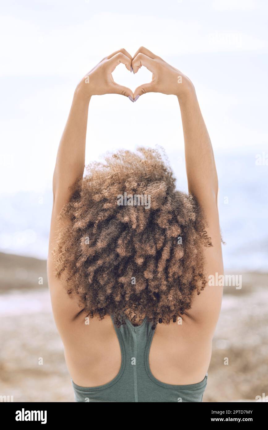 Donna nera afro, segno cardiaco e stretching in benessere, esercizio fisico o stile di vita sano all'aperto. Donna afro-americana in espressione di mattina Foto Stock