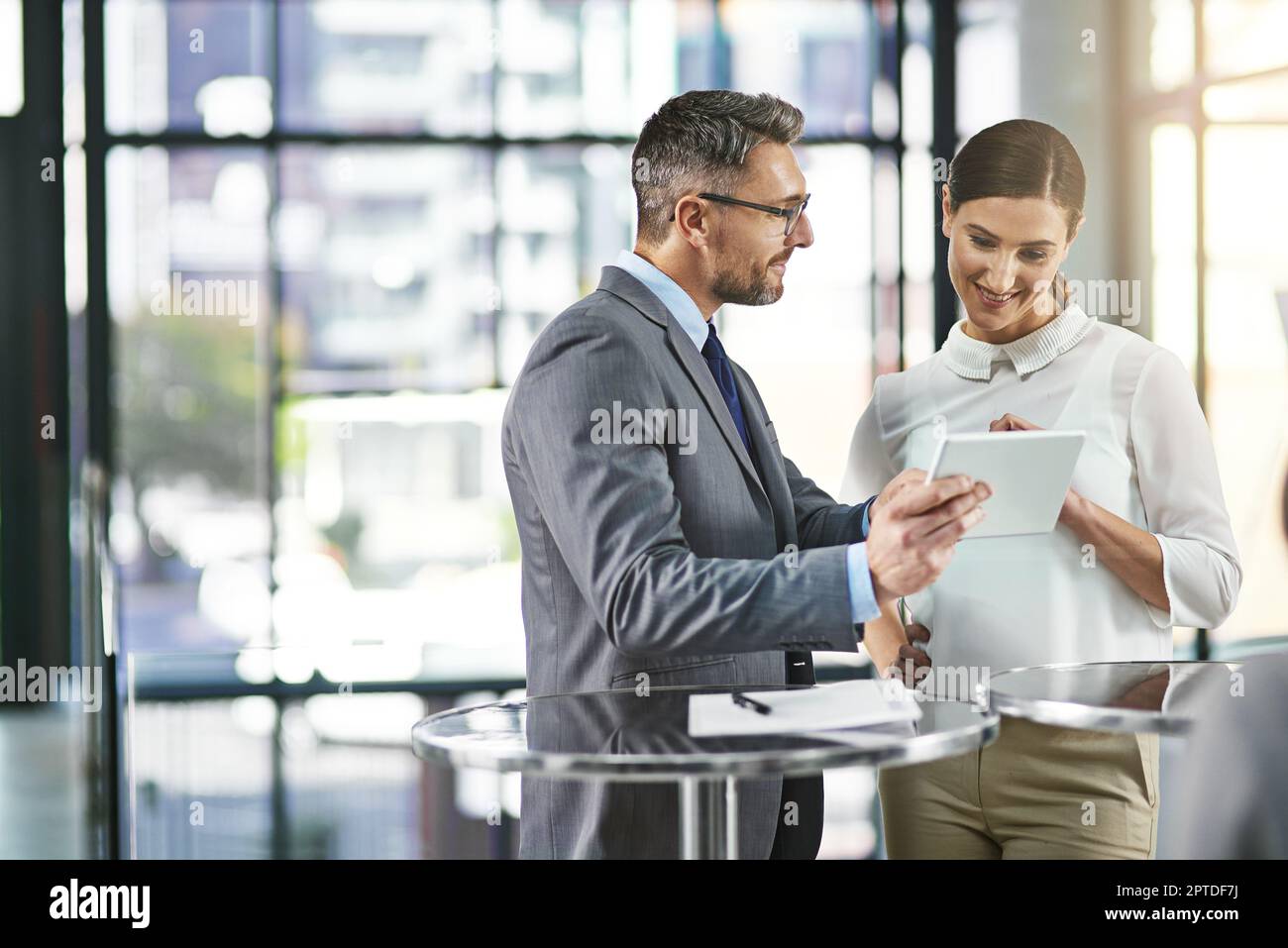 Lasciate che la tecnologia guidi i processi e le funzioni aziendali. due colleghi che lavorano insieme su un tablet digitale in ufficio Foto Stock