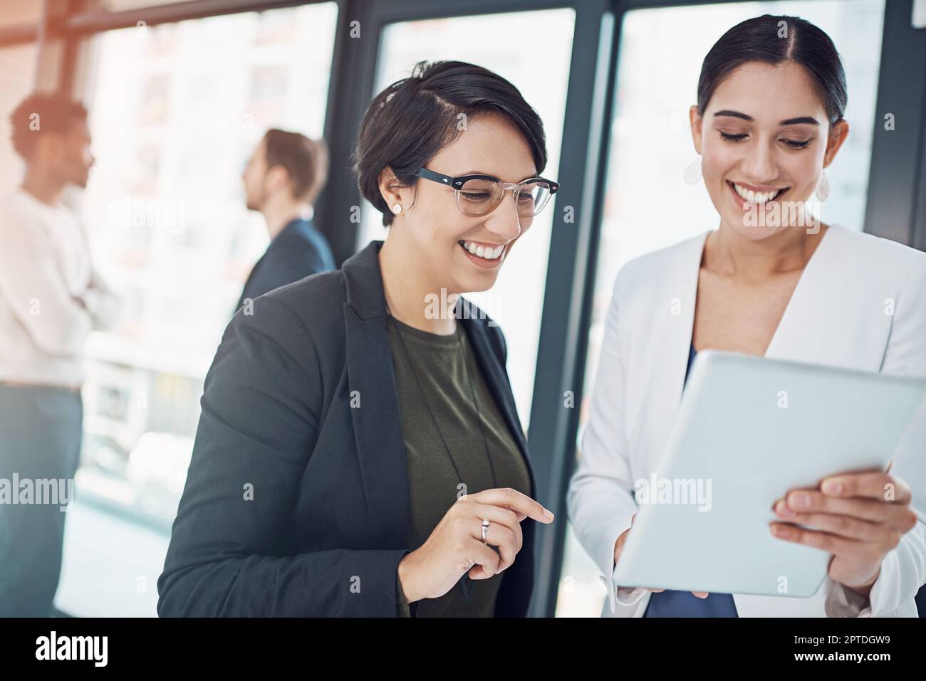 Le sue competenze digitali sono impressionanti. due donne d'affari che discutono qualcosa su un tablet Foto Stock