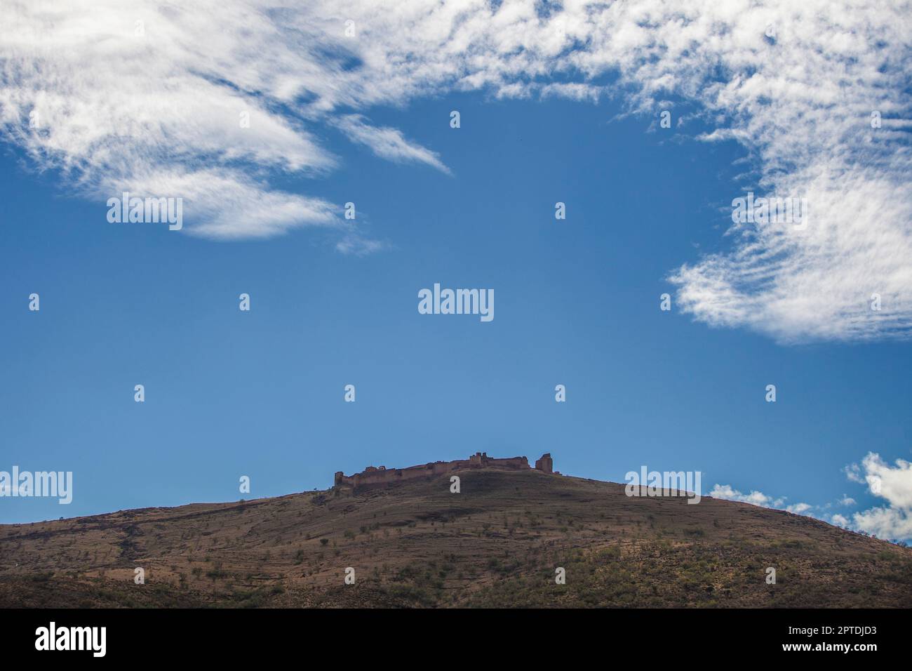 Cittadella di Reina, Badajoz, Estremadura, Spagna. Vista della fortificazione musulmana in cima alla collina Foto Stock