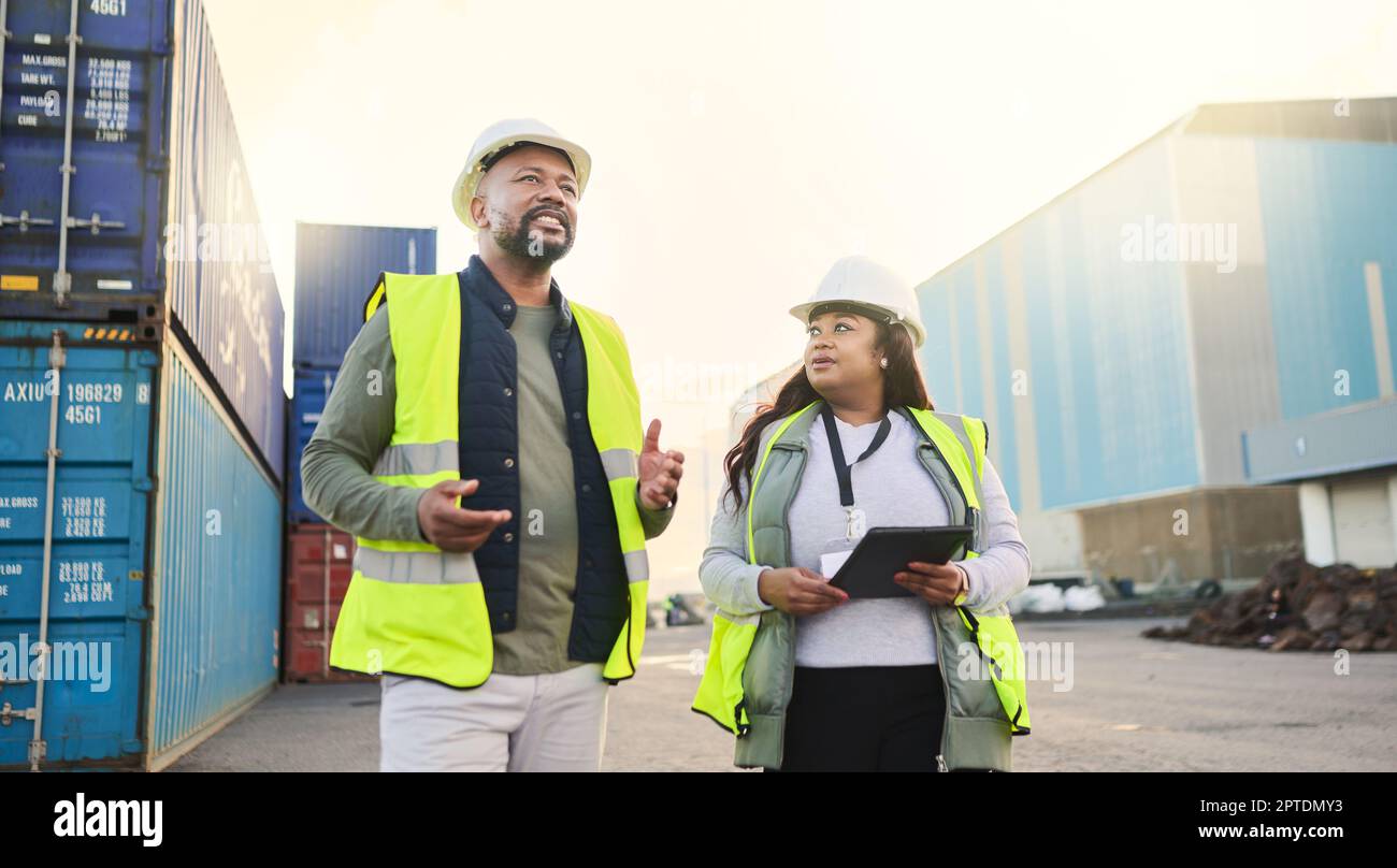 Container logistico, responsabile tecnico del personale nero e gestione della catena di fornitura in un magazzino di spedizione, carico o merci. Lavoratore di industria di affari e. Foto Stock