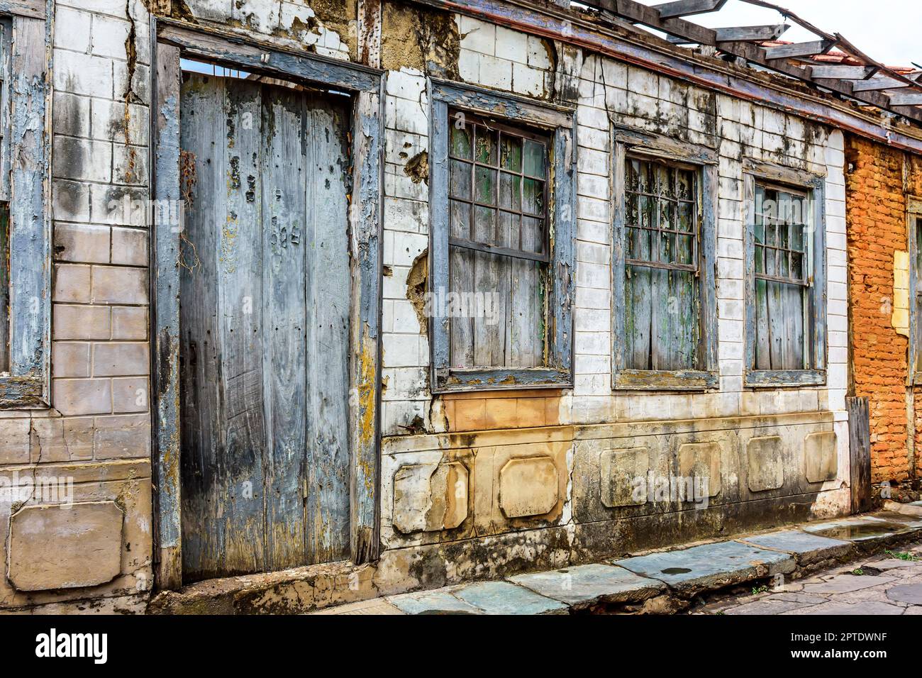 Facciata di vecchia casa abbandonata, in rovina e deteriorata dal tempo nella città di Diamantina Foto Stock