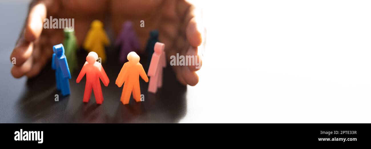 Inclusione e diversità. Protezione delle mani inclusive reti paritarie Foto Stock