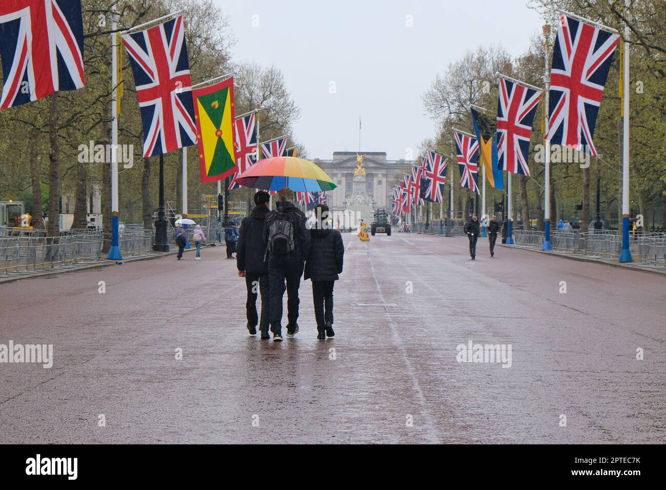 Londra, Regno Unito. Commonwealth e Union Jack bandiere nel Mall prima del King's Coronation prossimo fine settimana. Foto Stock