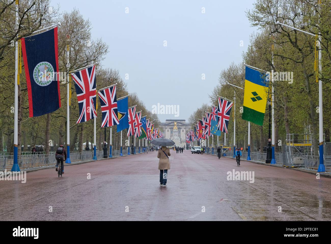 Londra, Regno Unito. Commonwealth e Union Jack bandiere nel Mall prima del King's Coronation prossimo fine settimana. Foto Stock