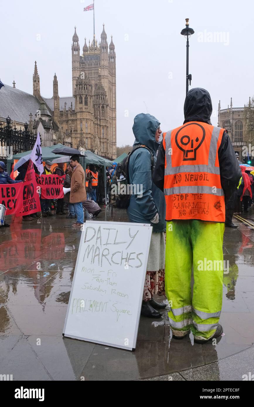 Londra, Regno Unito. Basta fermare gli attivisti del petrolio in piedi con una tavola che mostra gli orari per il prossimo giro previsto di marce lente nella capitale. Foto Stock