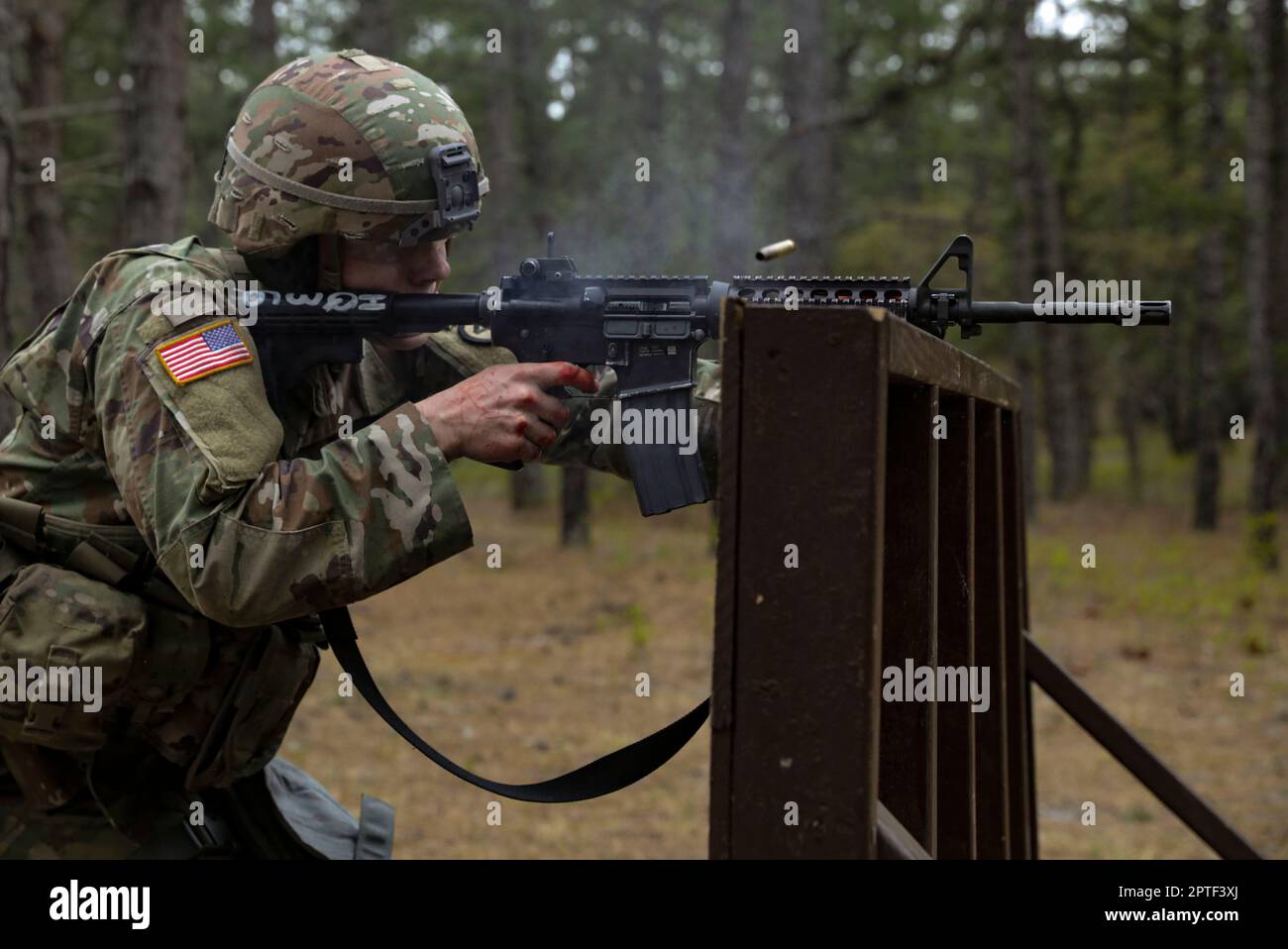 I soldati della Guardia Nazionale dell'Esercito del New Jersey partecipano al Concorso migliore Guerriero 2023 dal 24 al 27 aprile 2023, Fort Dix, NJ Durante questa parte del concorso, i concorrenti saranno valutati su avanzamento lento e veloce, resistenza della slitta, valutazione medica, richiesta di evacuazione medica a 9 linee, M249 guasto della mitragliatrice e un tiro tattico a M17 pistole e M4 carabina. Il concorso Best Warrior Competition è un evento annuale che mette alla prova le loro abilità e conoscenze militari, nonché la loro idoneità fisica e la loro resistenza.(U.S. Foto della Guardia Nazionale militare di Sgt. Benjamin Martinez) Foto Stock