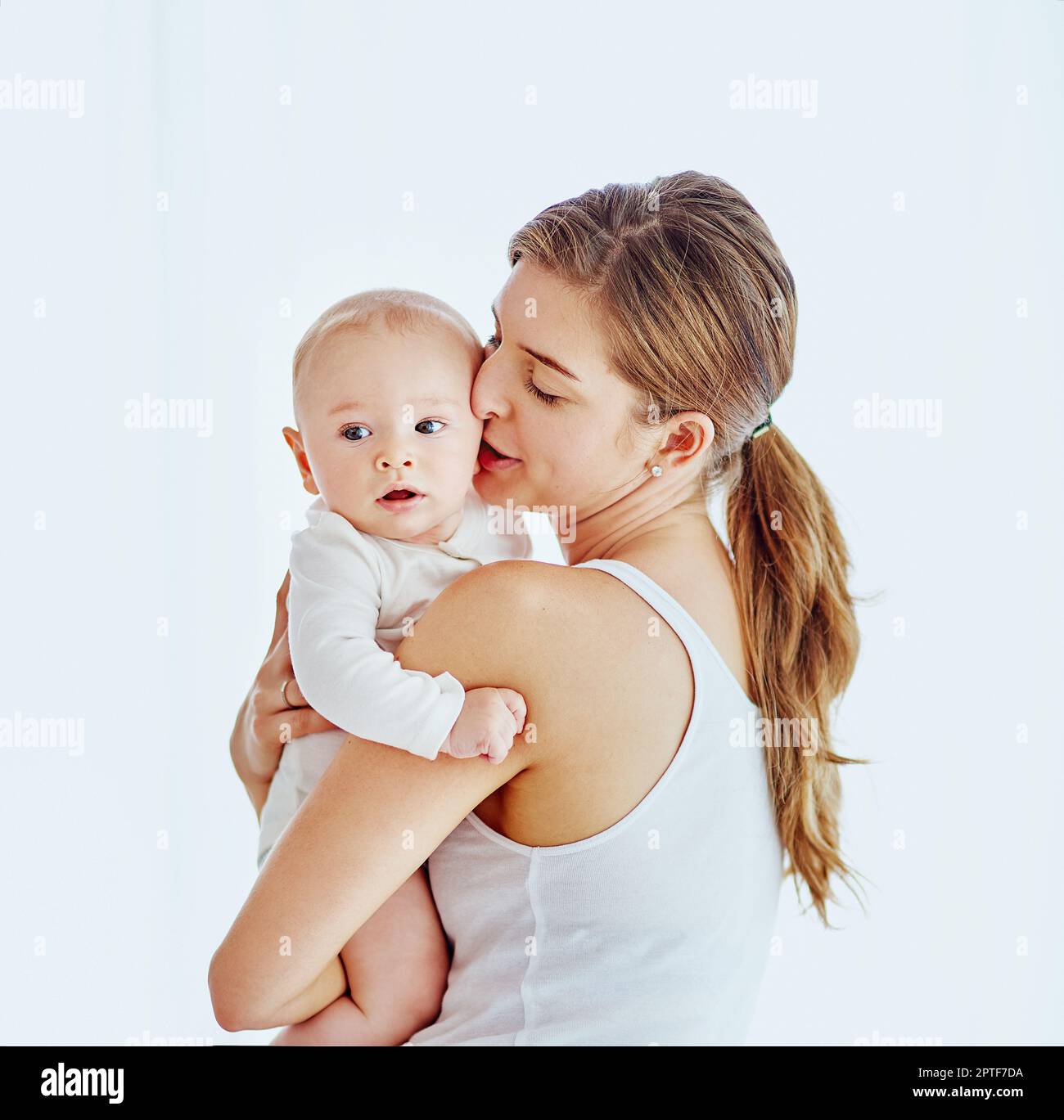 Inferno sempre essere circondato da Moms amore. una madre che si lega al suo adorabile bambino a casa Foto Stock