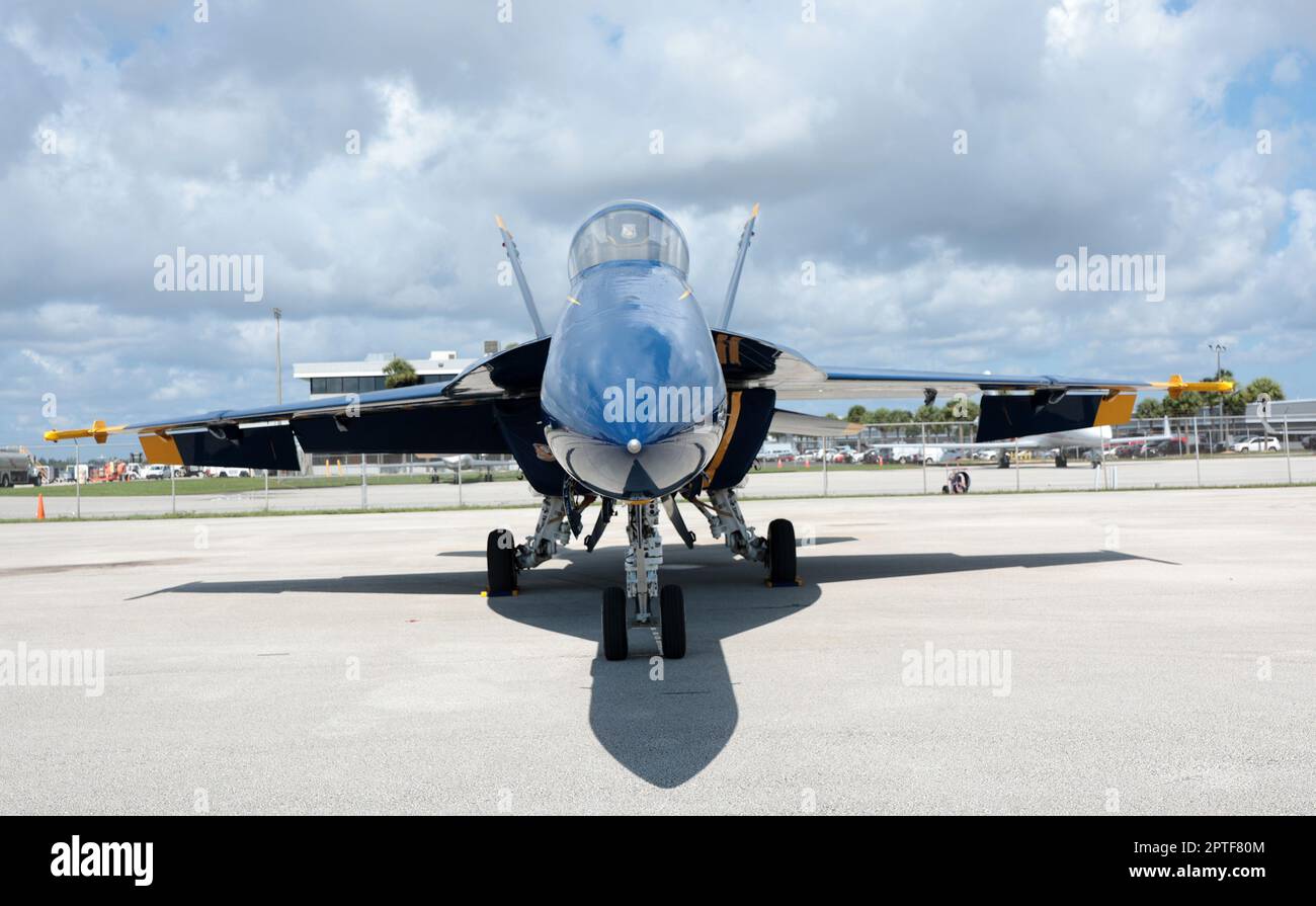 Fort Lauderdale, Stati Uniti. 27th Apr, 2023. Gli Stati Uniti Navy Blue Angels in F/A 18 Super Hornets arrivano all'aeroporto di Fort Lauderdale durante l'evento media day di giovedì 27 aprile 2023 a Fort Lauderdale, Florida. Foto di Gary i Rothstein/UPI Credit: UPI/Alamy Live News Foto Stock