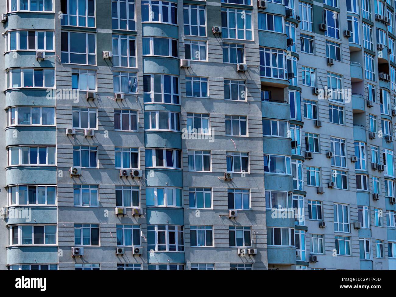 Facciata di un edificio residenziale con condizionatori d'aria alle pareti. Facciata dell'edificio. Finestre in vetro. Impianto di climatizzazione. Appartamenti in un multi-s Foto Stock