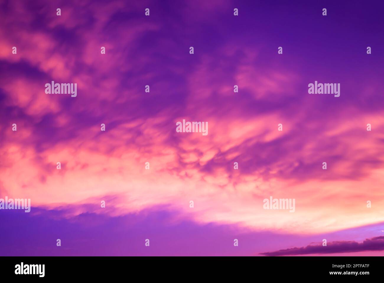 Astratto e modello di cielo nuvoloso, viola velluto, viola velluto, colore tendenza dello sfondo dell'anno, modello di nuvola colorata e cielo tramonto o sunri Foto Stock