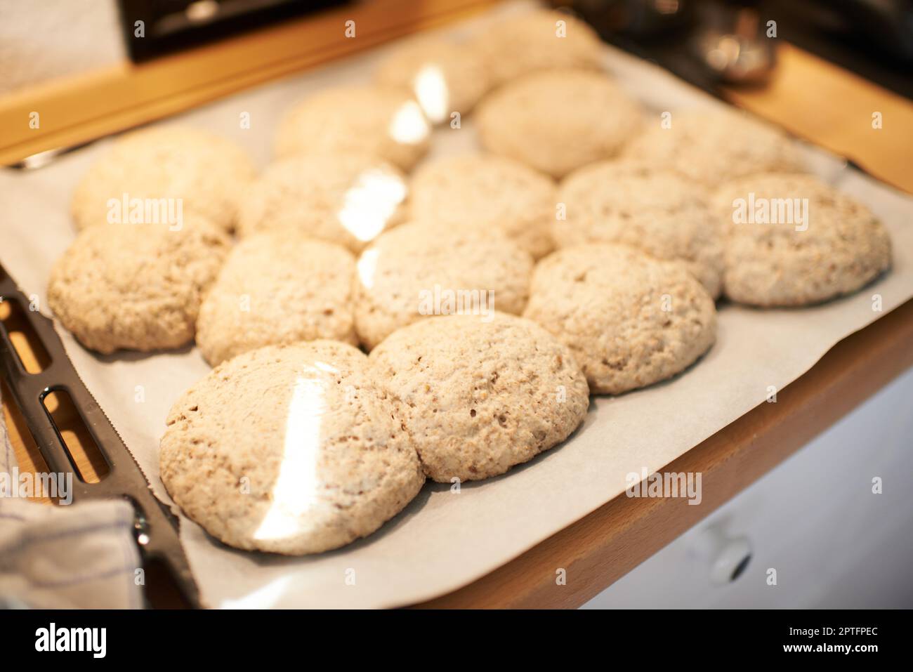 Appena sfornato e pronto da servire. Un vassoio di pane pita appena sfornato Foto Stock