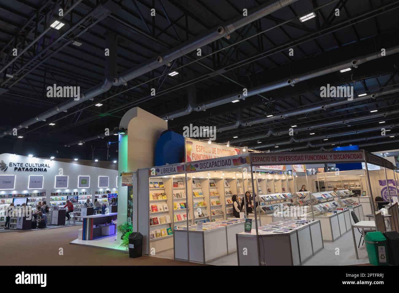 Buenos Aires, Argentina. 27th aprile 2023. La cerimonia di apertura della Fiera Internazionale del Libro di Buenos Aires del 47th si è tenuta fino al 15 maggio presso la Rural Property, con oltre duemila attività in programma. Stand del libro alla fiera (Credit: Esteban Osorio/Alamy Live News) Foto Stock