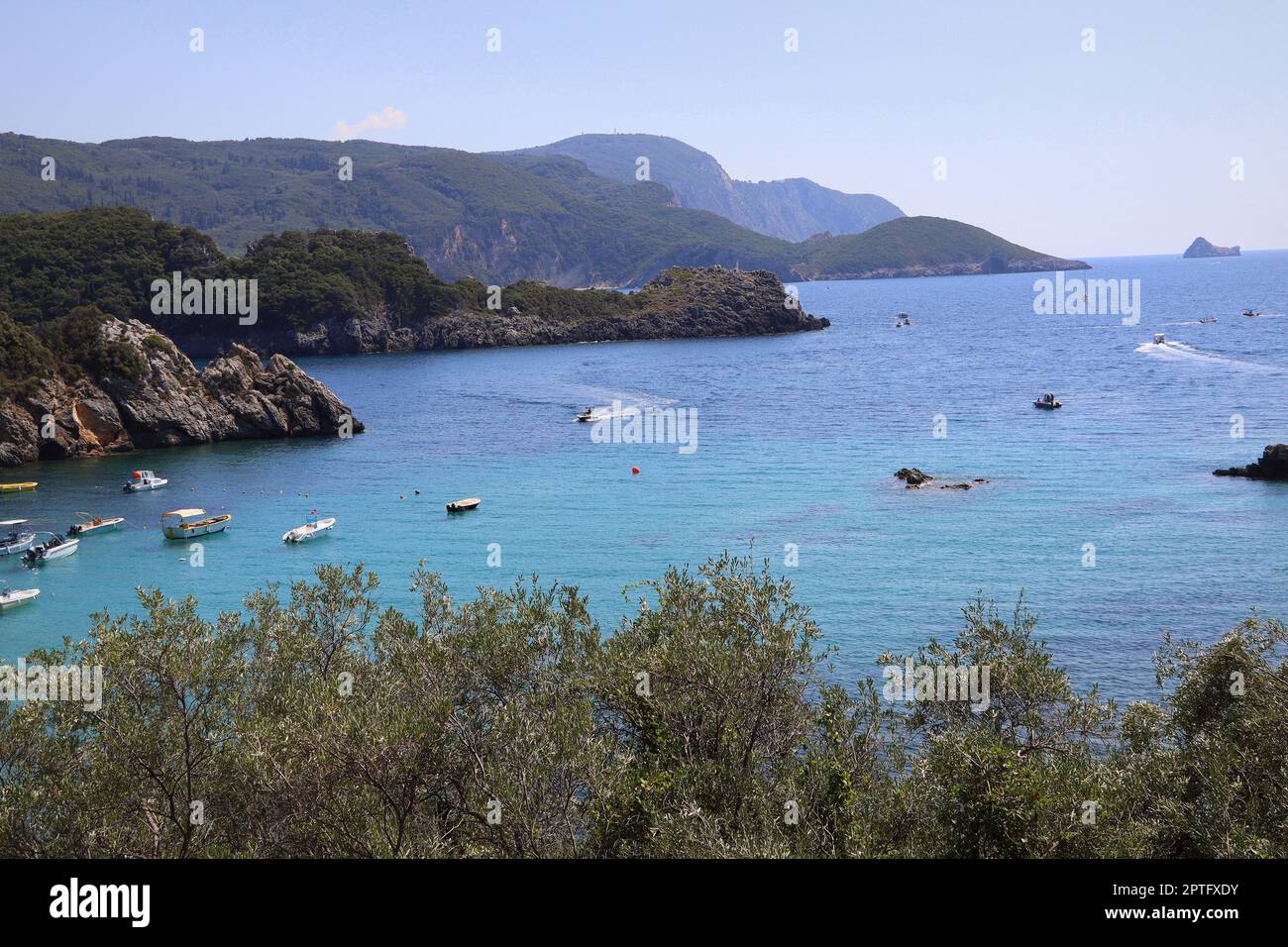 Vista della splendida baia con le sue splendide acque cristalline e le scogliere di Paleokastritsa, Corfù, Grecia. Foto Stock