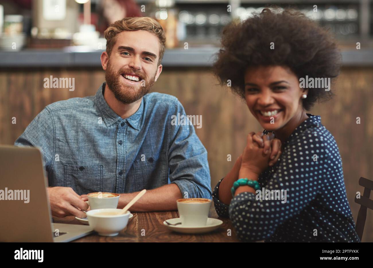 Ci incontriamo regolarmente per rimanere aggiornati sui progressi dei nostri caffè. Ritratto di una giovane coppia che utilizza un computer portatile insieme in una data di caffè Foto Stock