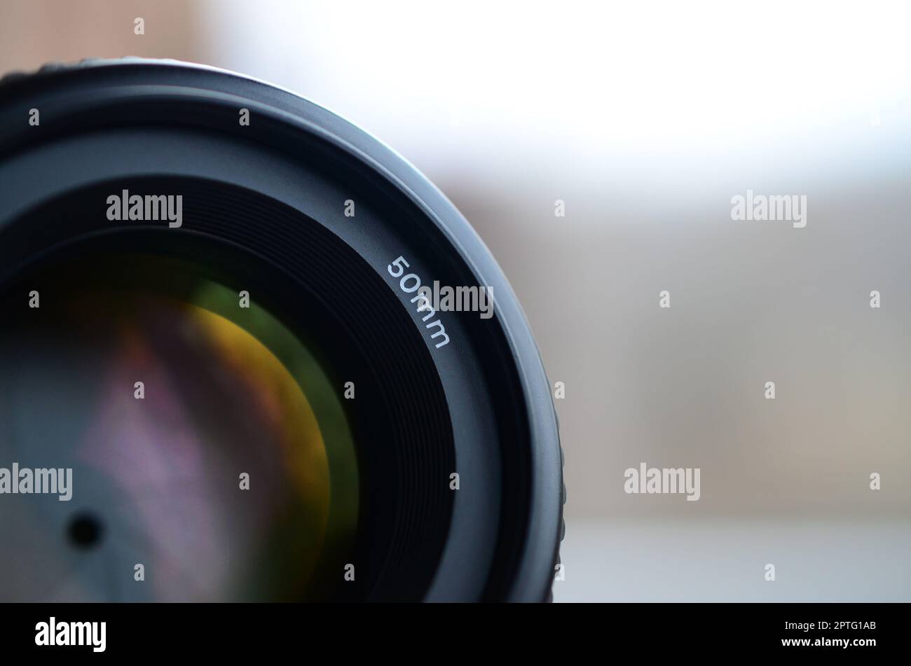 Frammento di un obiettivo ritratto per una moderna fotocamera reflex. Fotografia di un obiettivo con apertura larga con una lunghezza focale di 50mm mm Foto Stock