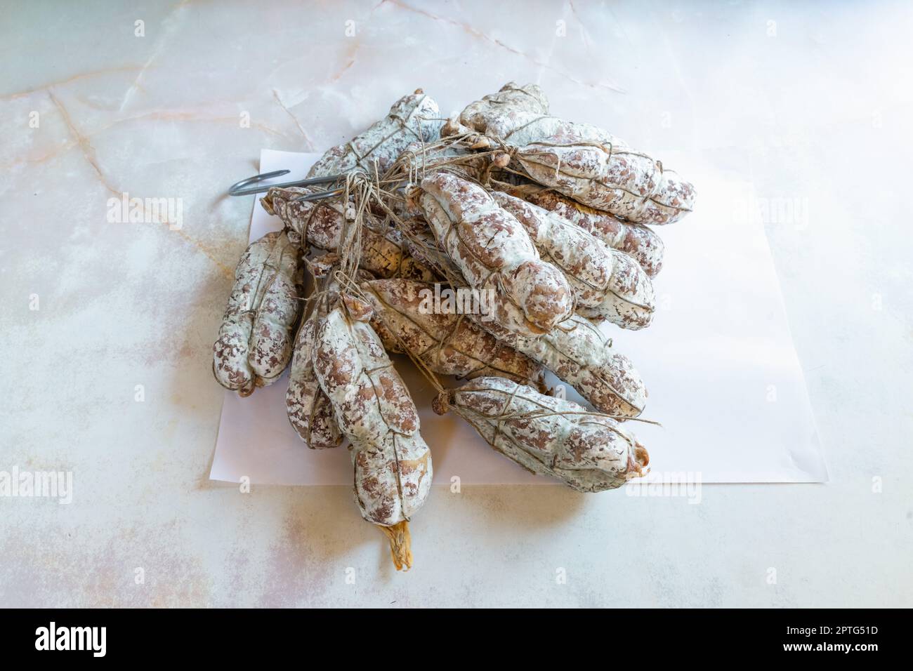 Pezzi di macellaio: Salsicce tradizionali francesi saucisson named Foto Stock