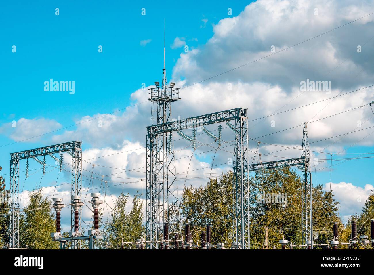 Trasformatore elettrico trifase ad alta tensione nella sottostazione. Parte della sottostazione ad alta tensione con interruttori e sezionatori. Foto Stock