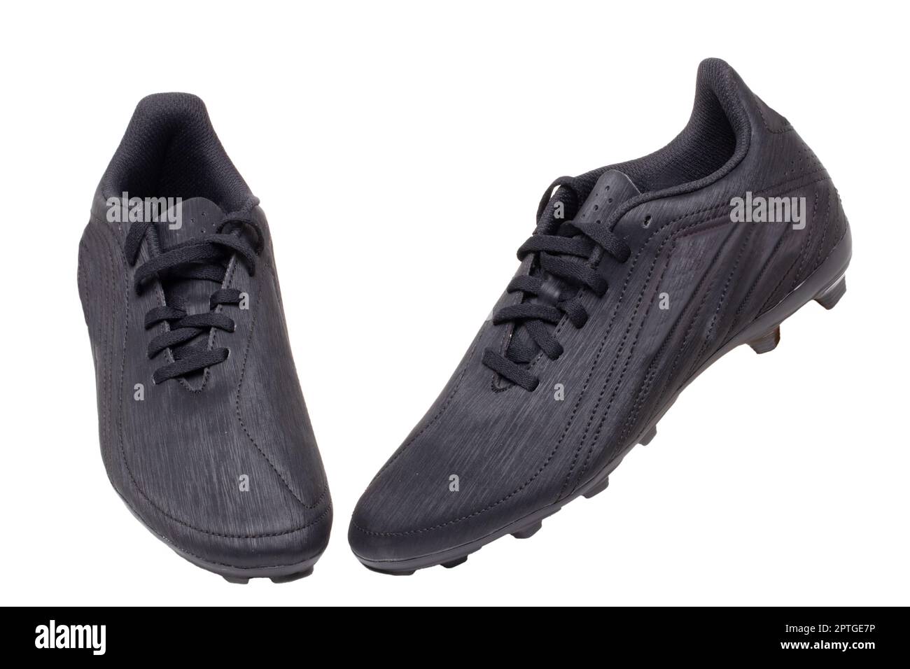 Primo piano di un paio di scarpe da calcio in pelle nera isolate su sfondo bianco. Scarpe da ginnastica professionali per ragazzi. Scarpe sportive. Foto Stock