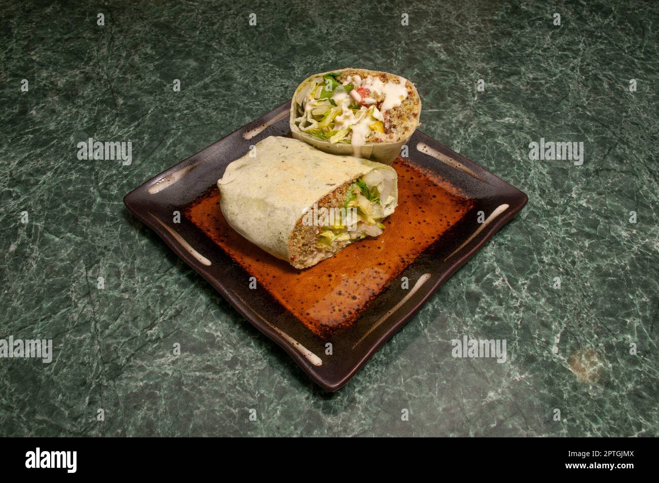 Deliziosa cucina mediorientale conosciuta come falafel pita wrap Foto Stock