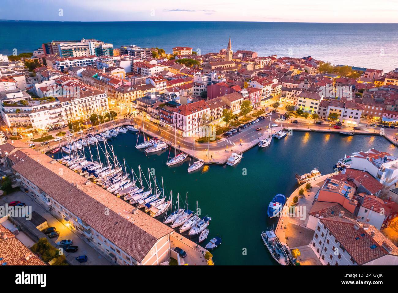 Città di grado sul mare Adriatico veduta aerea serale, Friuli-Venezia Giulia regione d'Italia Foto Stock