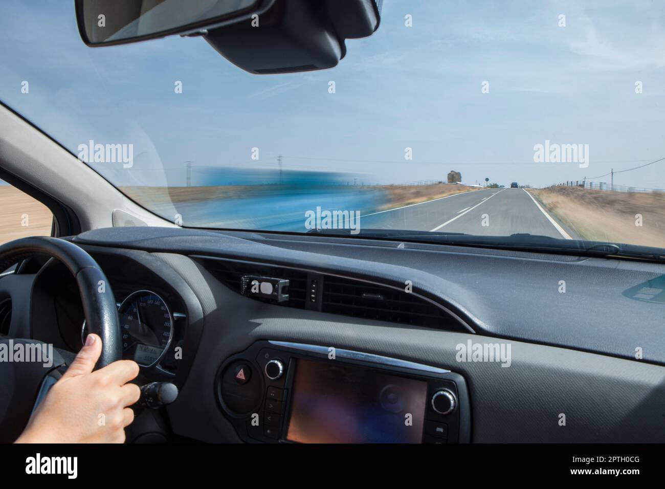 Il conducente viene sorpasso da un'auto in linea continua e con un cambio di pendenza. Scatto sfocato in movimento Foto Stock