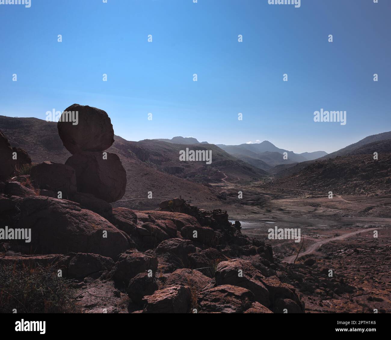 cima di montagna con pianure sullo sfondo, due rocce impilate sulla cima di una montagna di pietra, un sentiero stradale in lontananza, paesaggio montagnoso estivo wi Foto Stock