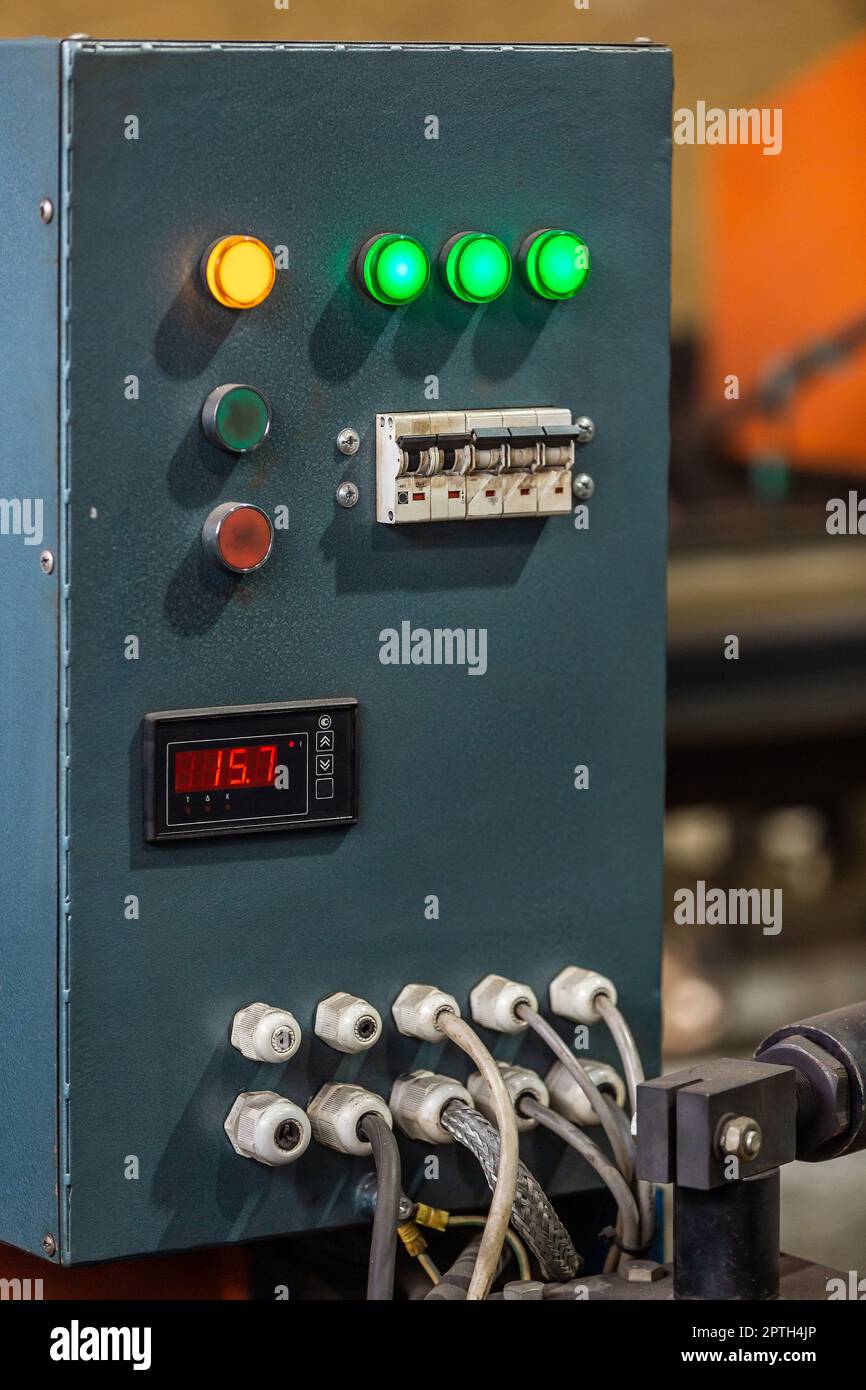 Cruscotto di macchine CNC o di controllo alla macchina in fabbrica. Concetto industriale e di produzione Foto Stock