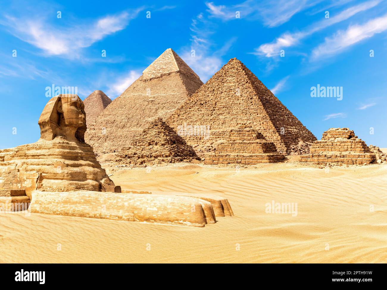 La Sfinge dalle piramidi di Giza nel deserto dell'Egitto. Foto Stock