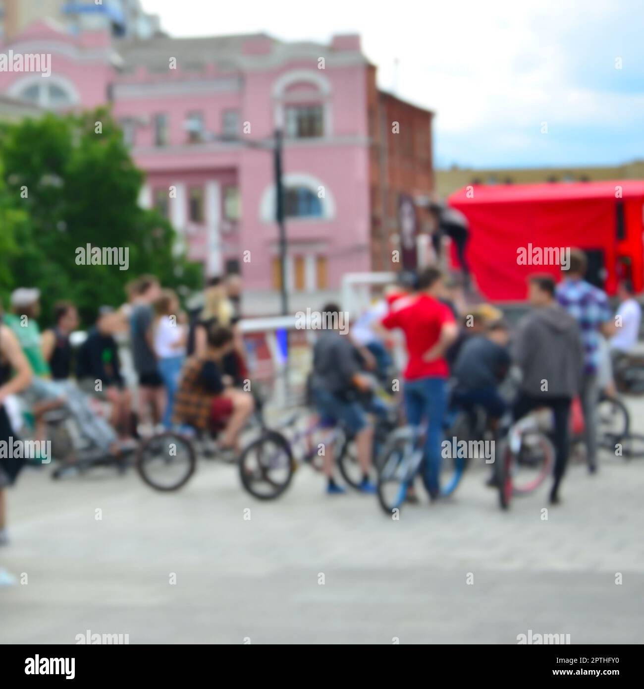 Immagine sfocata di un sacco di persone con bici bmx. Incontro di appassionati di sport estremi Foto Stock