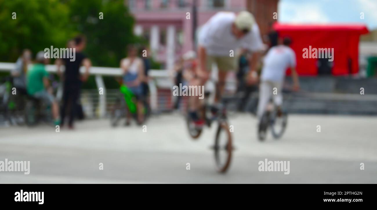 Immagine sfocata di un sacco di persone con bici bmx. Incontro di appassionati di sport estremi Foto Stock