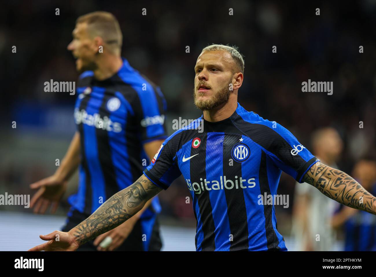 Federico Dimarco del FC Internazionale festeggia dopo aver segnato un gol durante la Coppa Italia 2022/23 semi Final 2st LEG Football Match tra FC Internazionale Foto Stock