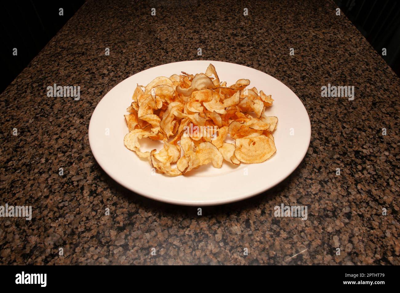 Delizioso spuntino americano noto come patatine fatte in casa Foto Stock