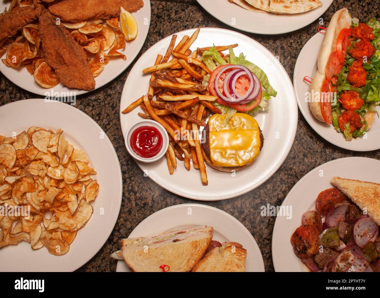 Delizioso assortimento di succulenti cibi in un ristorante Foto Stock