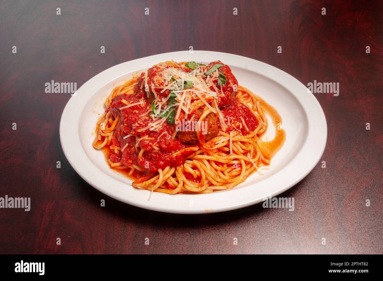 Ciotola piena di deliziosi spaghetti e polpette Foto Stock