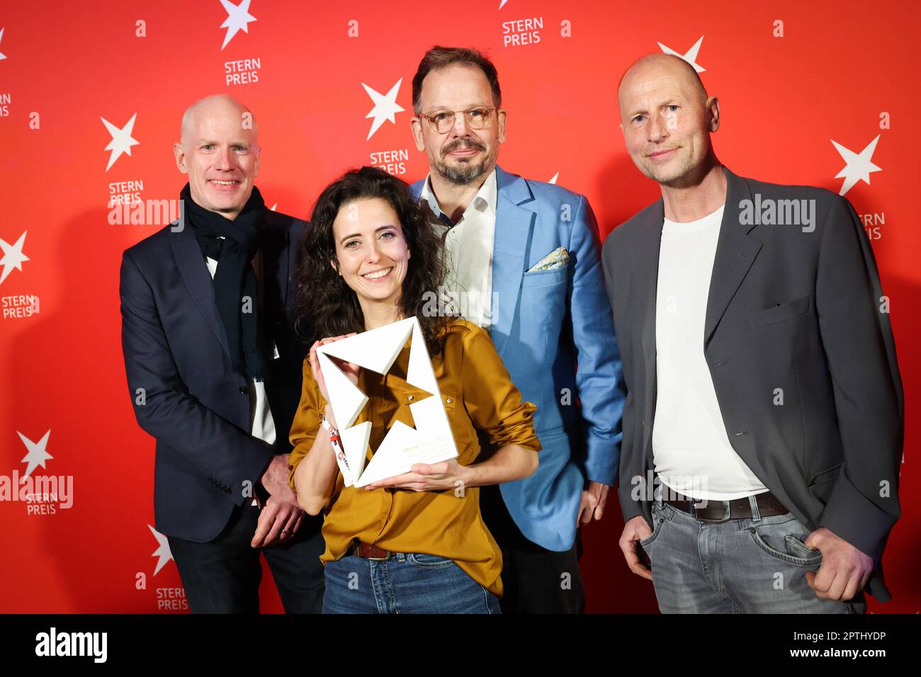 Amburgo, Germania. 26th Apr, 2023. Peter Wozny (l-r), Katharina Kühn, Hajo Seppelt e Marc Rosenthal, sono stati premiati alla cerimonia di PREMIAZIONE STERN 2023 per 'Wie Gott uns schuf - uscendo in der Katholischen Kirche' (come Dio ci ha creati - uscendo nella Chiesa Cattolica) Per Das Erste nella categoria Storia dell'anno. I premi sono stati sponsorizzati dalla rivista 'Stern' per gli eccellenti risultati giornalistici e i membri della giuria indipendenti hanno deciso i premi in sei categorie. Credit: Christian Charisius/dpa/Alamy Live News Foto Stock