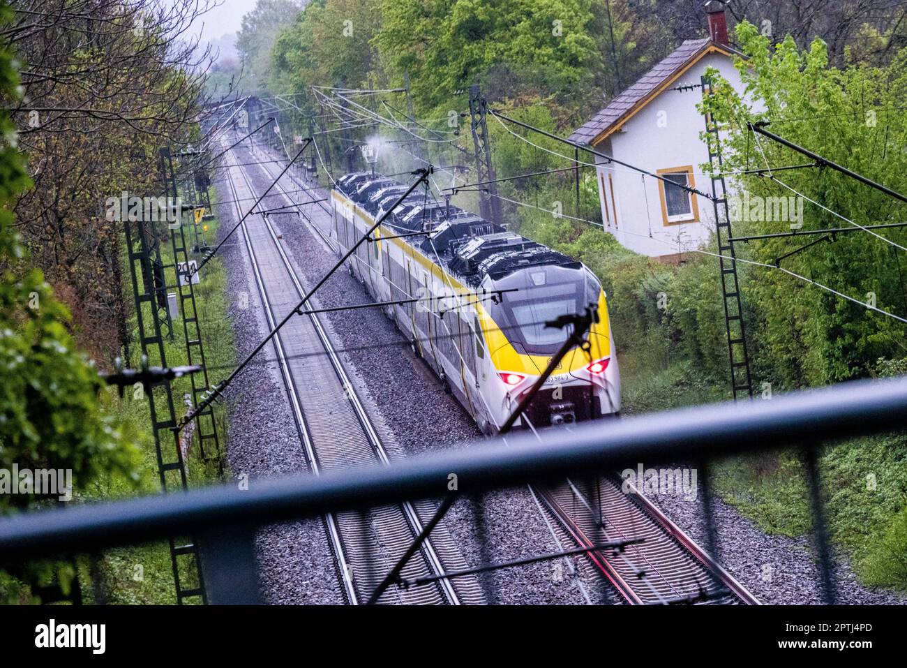 Gundelfingen, Germania. 28th Apr, 2023. Un treno regionale si dirige a nord da Friburgo. Credit: Philip von Ditfurth/dpa/Alamy Live News Foto Stock